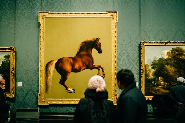 Quels sont les meilleurs moyens de promouvoir la culture locale à travers une série de podcasts narratifs?