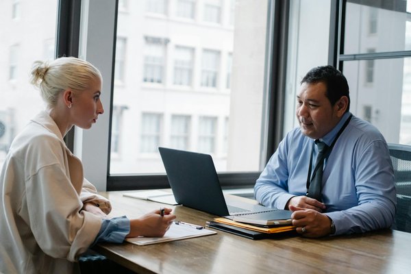 Comment associer élégamment votre veste en jean femme ?